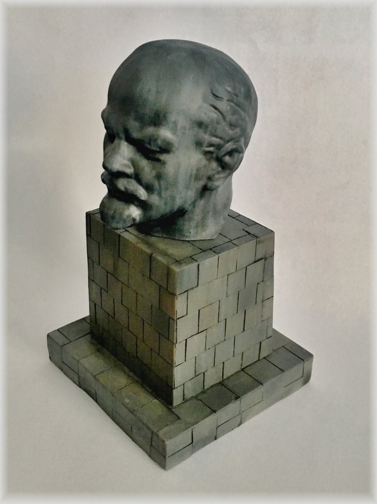 Lenins head monument